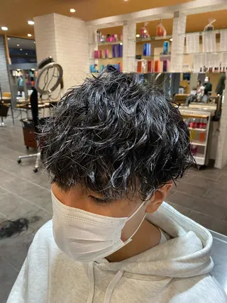 パーマ メンズ 尾崎 優也のヘアスタイル