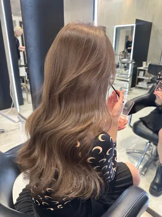 ロング カラー レイヤーカット 透明感カラーのヘアスタイル