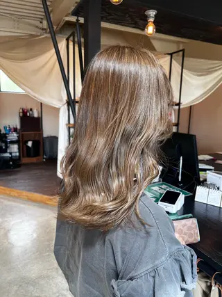 ロング ふじわらはゆ/ブリー チ/ベージュカラーのヘアスタイル