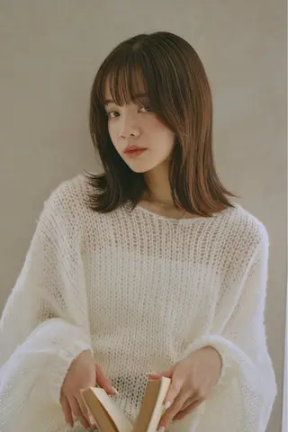 ミディアム シモウラ アオイのヘアスタイル