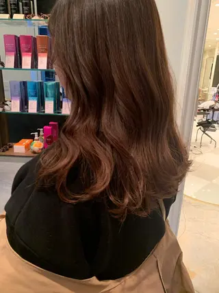 ロング SAKINO. ベージュカラーのヘアスタイル