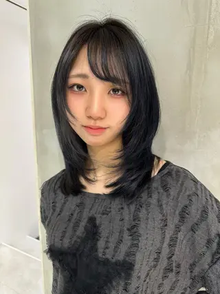 ミディアム カラー レイヤーカット 透明感カラーのヘアスタイル
