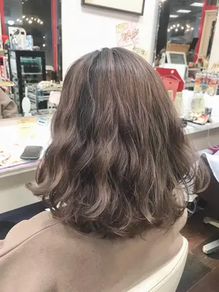 セミロング カラー 岩谷/ブリーチ 🪽透明感カラーのヘアスタイル