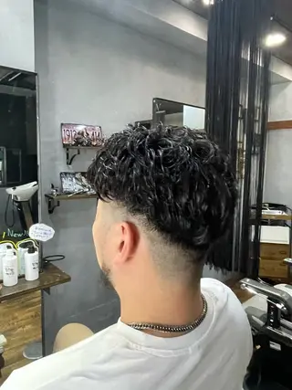 ショート パーマ メンズ 鈴木 遥大のヘアスタイル