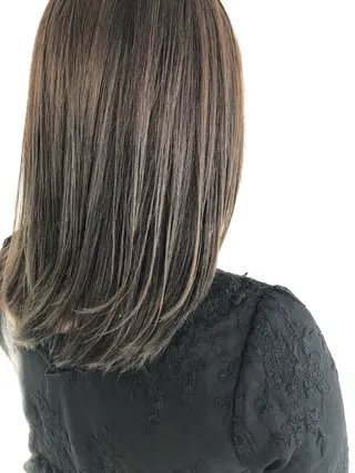 ミディアム カラー 日高 香織のヘアスタイル