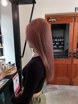 ロング カラー ふじわらはゆ/ブリー チ/ベージュカラーのヘアスタイル