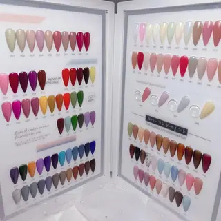 カラー uu ネイルサロン関内🌼のネイルデザイン