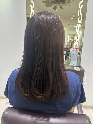 セミロング レイヤー 艶々カラーのヘアスタイル