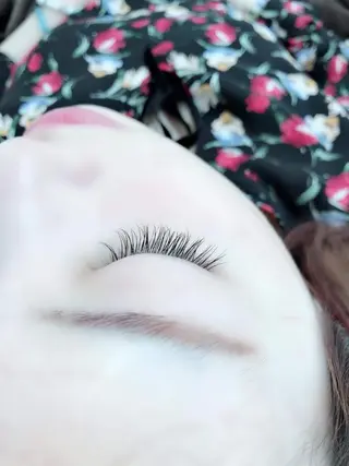 マツエク・マツパ レイヤーカット✖️ 柔らかベージュカラーのヘアスタイル