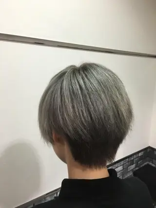 ショート カラー 岡部 裕真のヘアスタイル