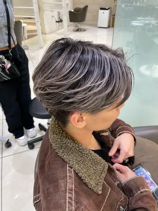 カラー メンズ タイトボブ個性派カラ ーAKANEのヘアスタイル