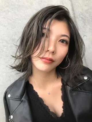 ミディアム カラー ヘアアレンジ 白髪ぼかしハイライト バレイヤージュヤマトのヘアスタイル