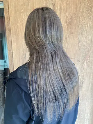 ロング カラー 小坂 麻綾のヘアスタイル