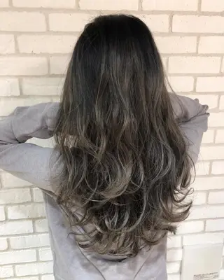 ロング カラー 小島 侑衣のヘアスタイル