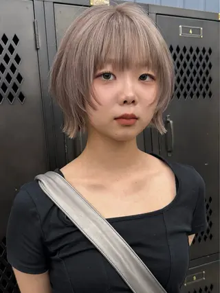ミディアム カラー イツク ⚡️ ルーツ/ハイトーンのヘアスタイル