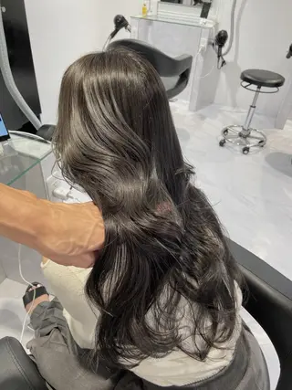 セミロング カラー センターパート特化 井上健太のヘアスタイル