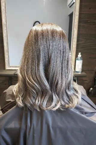 セミロング カラー TOCCA　 HARUKA　のヘアスタイル