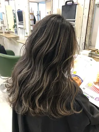 ロング 韓国レイヤー外国人風 透明感カラー髪質改善のヘアスタイル