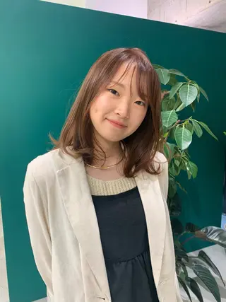 カラー なのは\透け感カラー \レイヤーカットのヘアスタイル