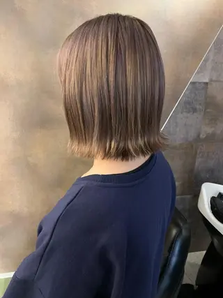 ミディアム カラー SAKINO． ベージュカラーのヘアスタイル