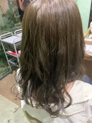 ロング カラー 礒谷 夏帆のヘアスタイル