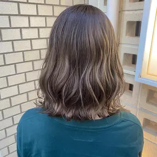 ミディアム ブリーチなしカラー/ 顔周りレイヤーカットのヘアスタイル