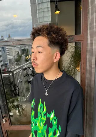 ショート パーマ メンズ 俵 知広のヘアスタイル