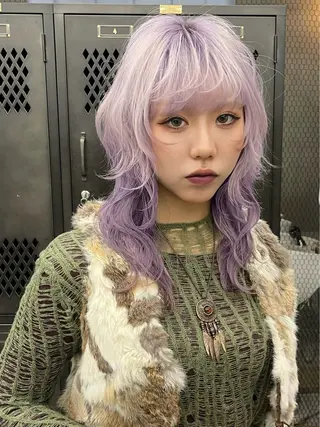 セミロング カラー イツク ⚡️ ルーツ/ハイトーンのヘアスタイル