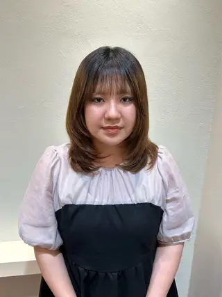 ミディアム 三富 陽菜のヘアスタイル