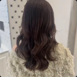 セミロング カラー コテ巻きパーマ💙 シノヤユイのヘアスタイル