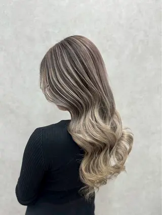 セミロング カラー Lond Le'a /ハイトーンカラーのヘアスタイル