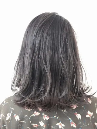 ミディアム カラー 松下 輝璃のヘアスタイル