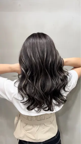 セミロング カラー リサ tonieのヘアスタイル