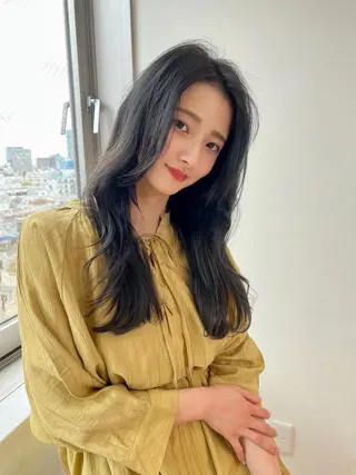 ロング カラー ヘアアレンジ マツエク・マツパ アイブロウ 岡田まみ🍒🤍 透明感カラーのヘアスタイル