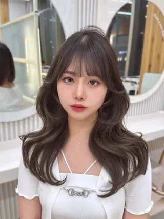 セミロング かなこ／重めレイヤー ／透明感カラーのヘアスタイル