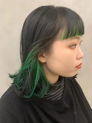 ミディアム カラー 💓パーマ，💗 レイヤーカットのヘアスタイル