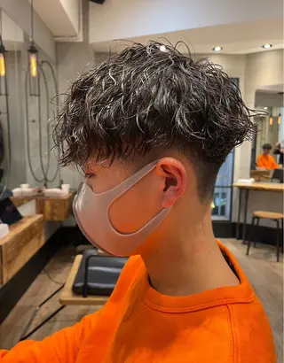 ショート ⚡メンズパーマフ ェードカットTomyのヘアスタイル