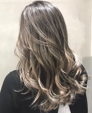ロング カラー AKI アキのヘアスタイル
