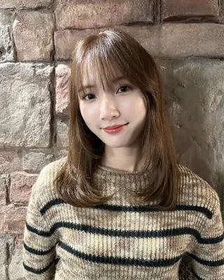 セミロング 齊藤政太 顔周り カット 透明感カラーのヘアスタイル