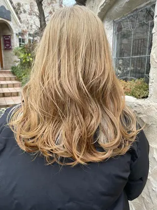ミディアム 韓国風レイヤー ハイトーンRYOTAのヘアスタイル