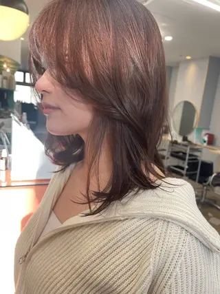 ミディアム カラー 💓パーマ，💗 レイヤーカットのヘアスタイル