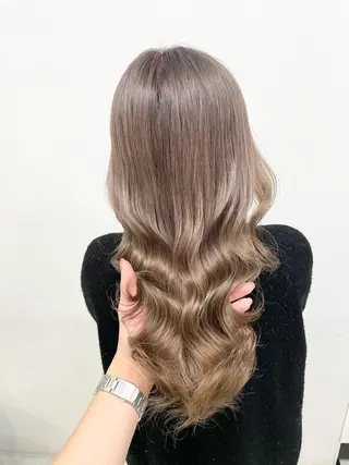 セミロング カラー 🩵ハイトーン 美咲🩵のヘアスタイル