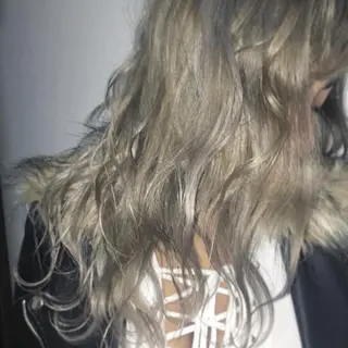 セミロング カマチョ タイスのヘアスタイル