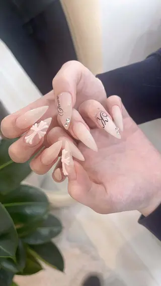 ロング ニュ クインのネイルデザイン