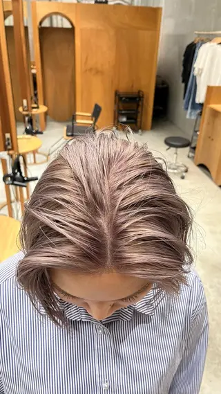 カラー 瑠己杏 :ボブ/ ハイトーンワンカラーのヘアスタイル