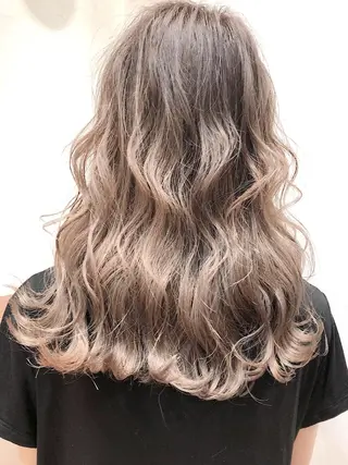 ミディアム カラー 360°キレイな ショートカットのヘアスタイル