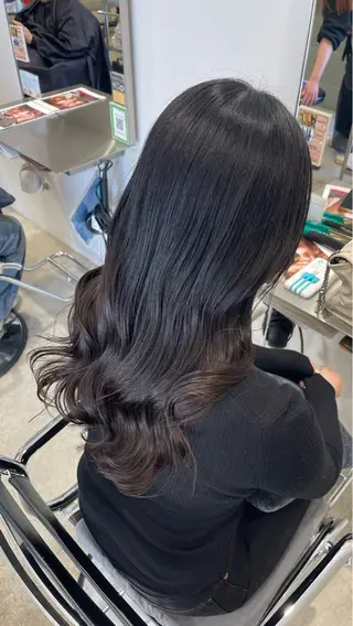 ロング カラー 新開 美咲のヘアスタイル