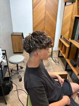 ショート パーマ 海瑠万／メンズパーマ ／ブリーチ／フェードのヘアスタイル
