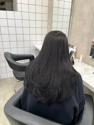 ロング 寒色/ベージュヘア ブリーチありMiOのヘアスタイル