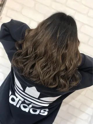 セミロング カラー ヘアアレンジ ハイトーン/韓国風 🤍Nacchi🐈のマツエク・マツパデザイン